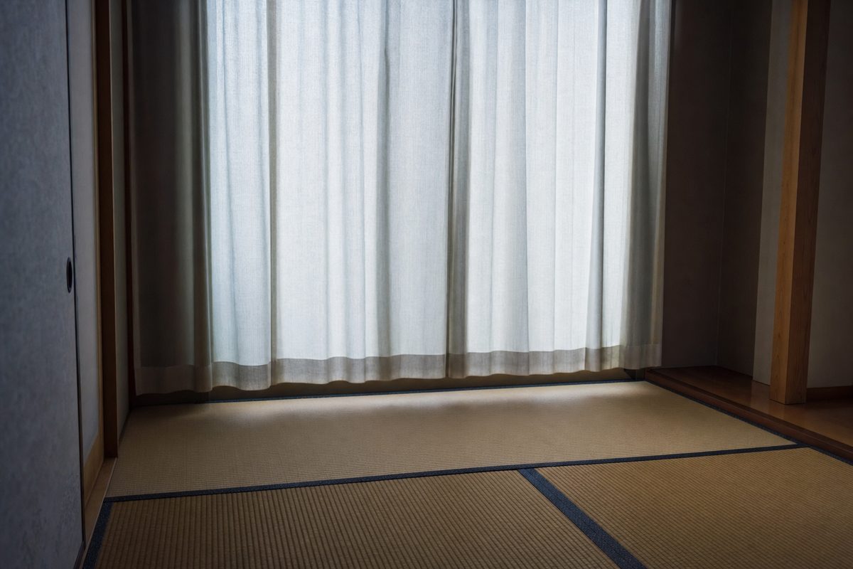 カーテンを閉めた北向きの和室｜ペットの安置場所に向く部屋